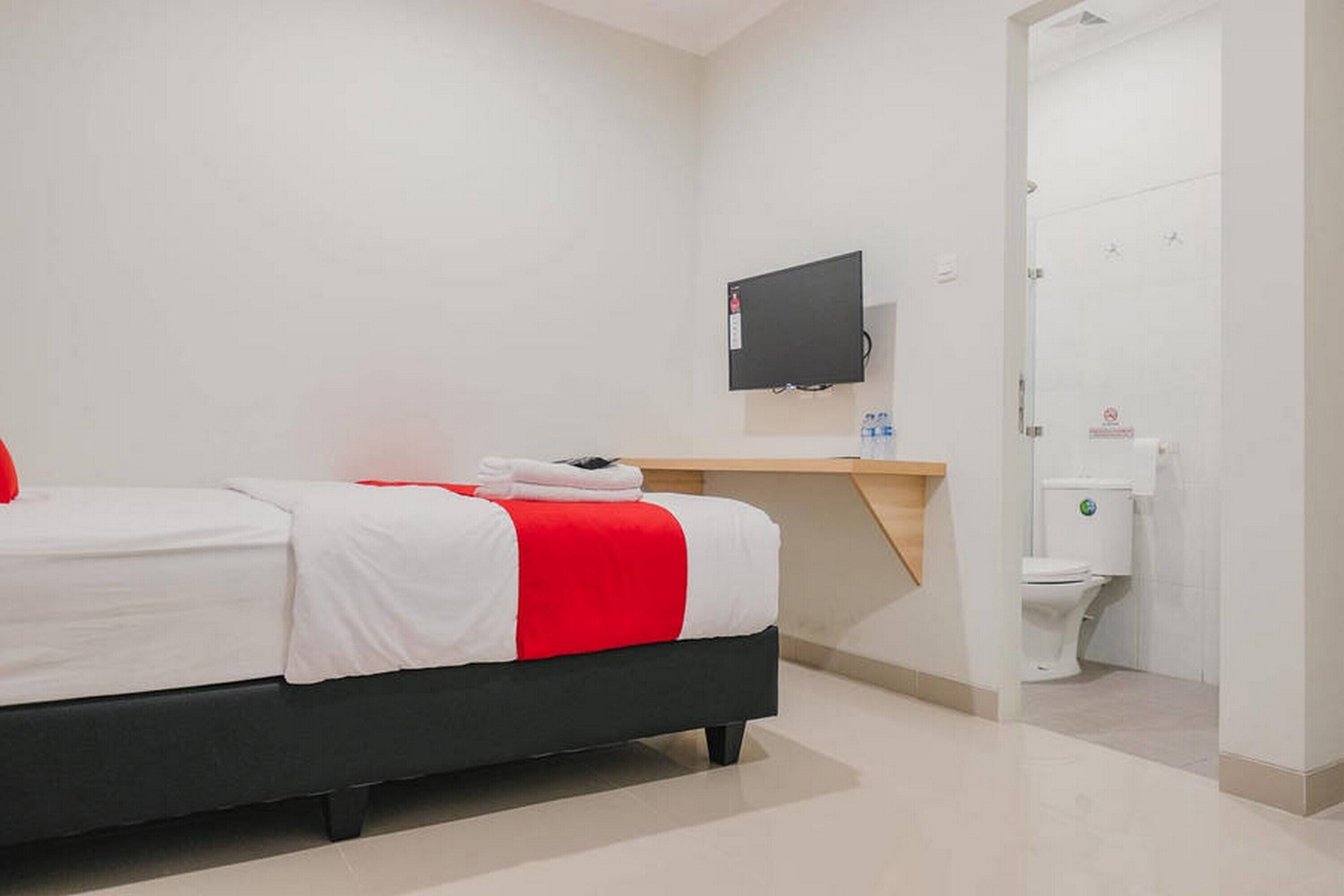 Kost M25 Hostel by Reddoorz