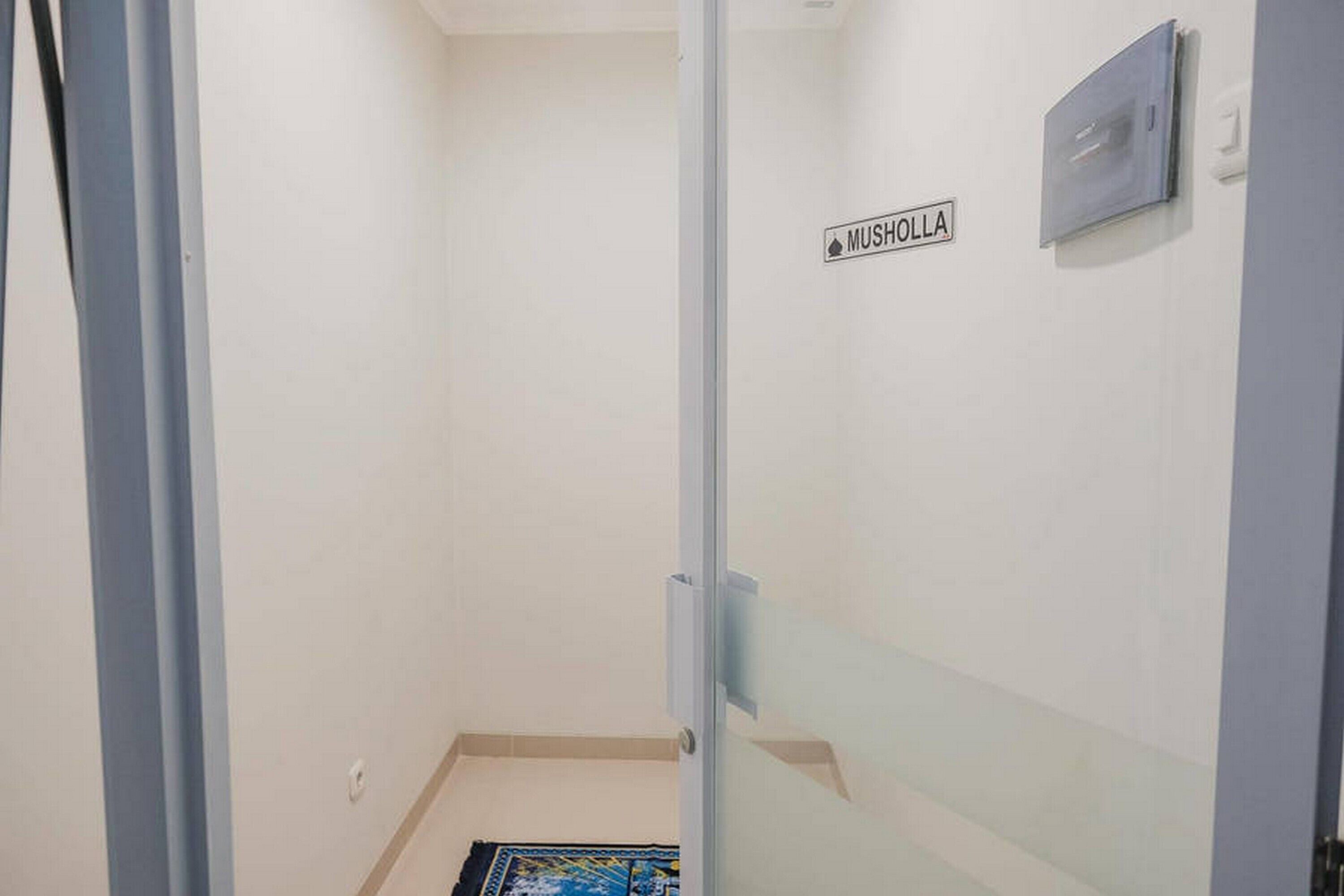 Kost M25 Hostel by Reddoorz