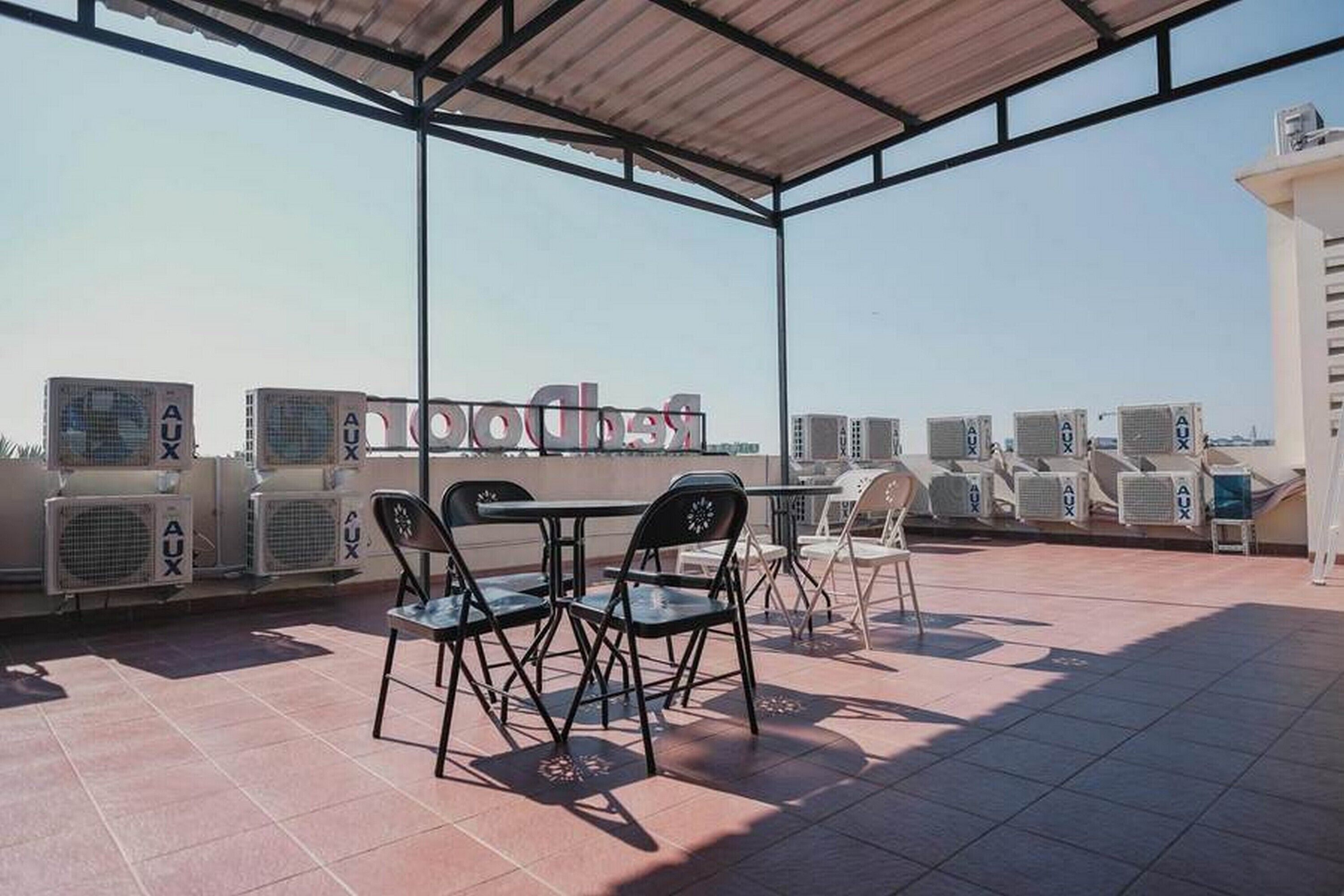 Kost M25 Hostel by Reddoorz