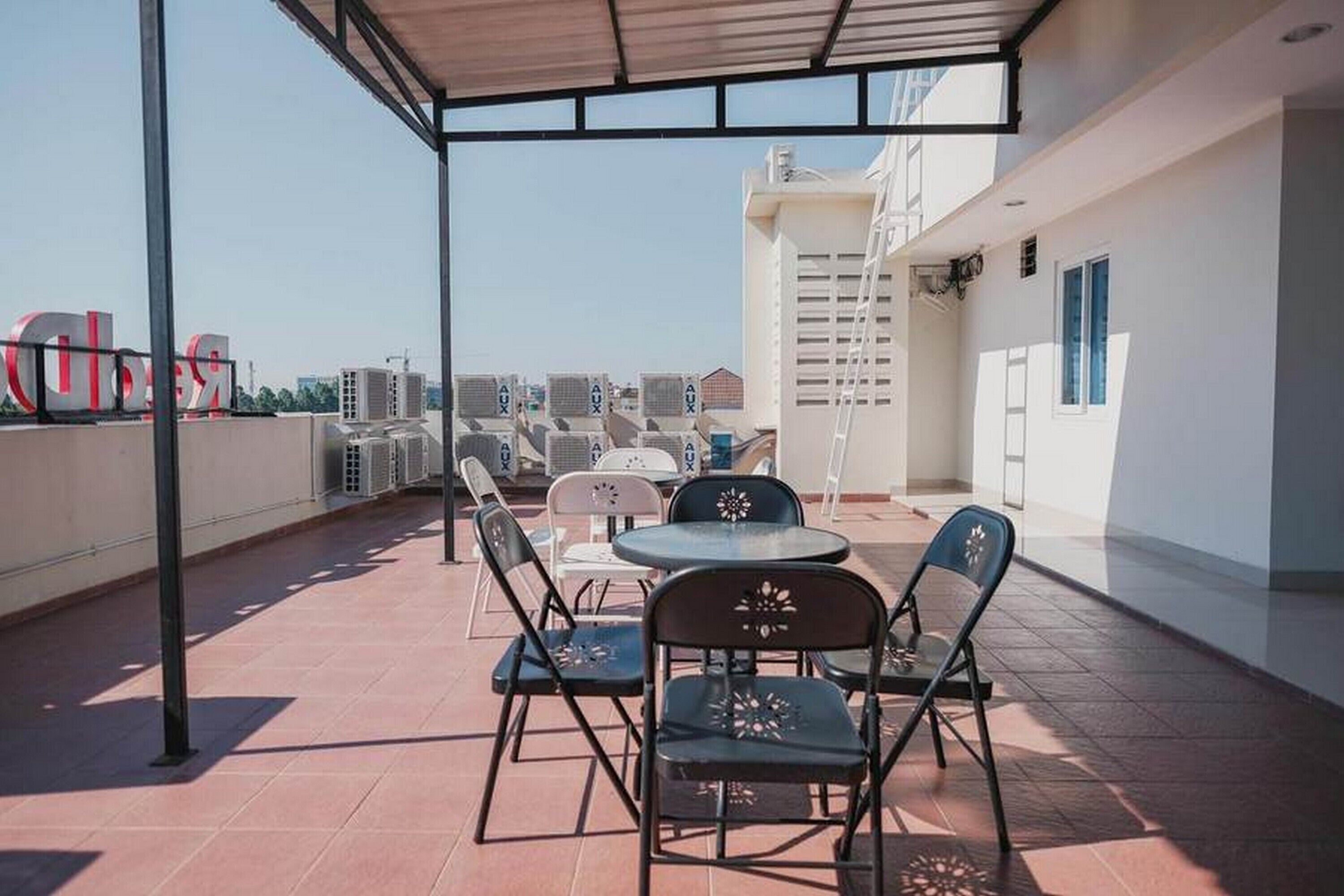 Kost M25 Hostel by Reddoorz