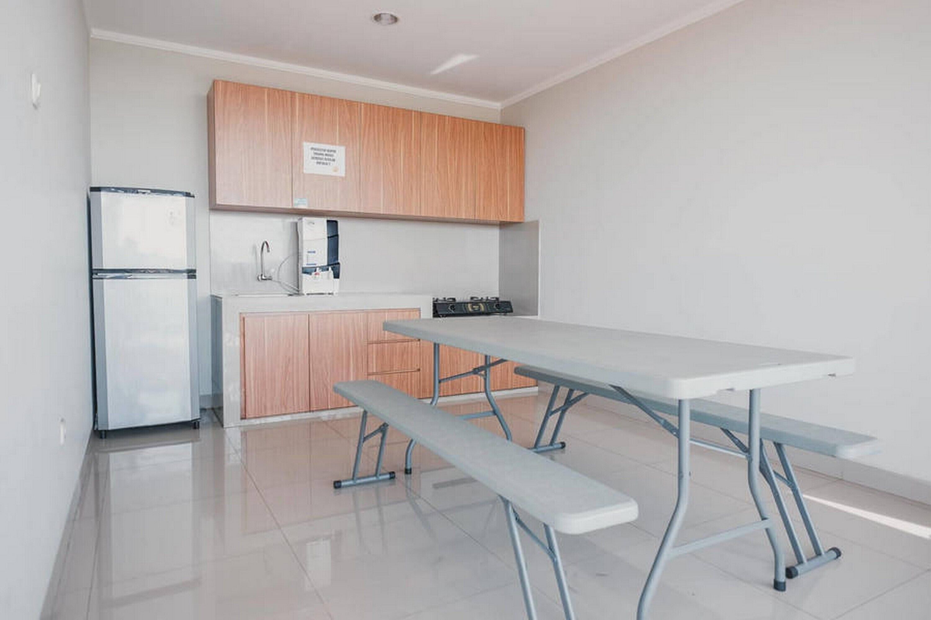 Kost M25 Hostel by Reddoorz