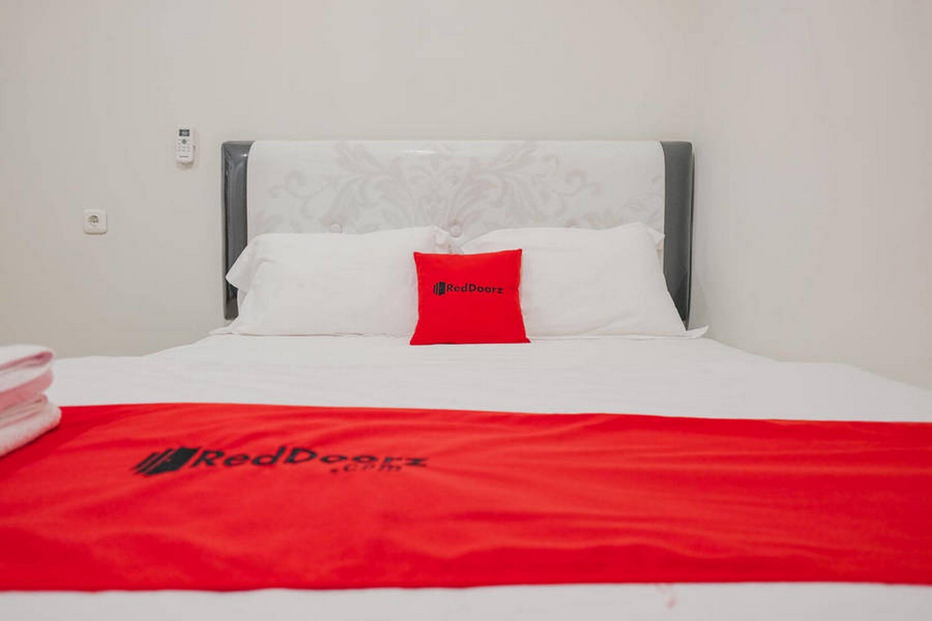 Kost M25 Hostel by Reddoorz