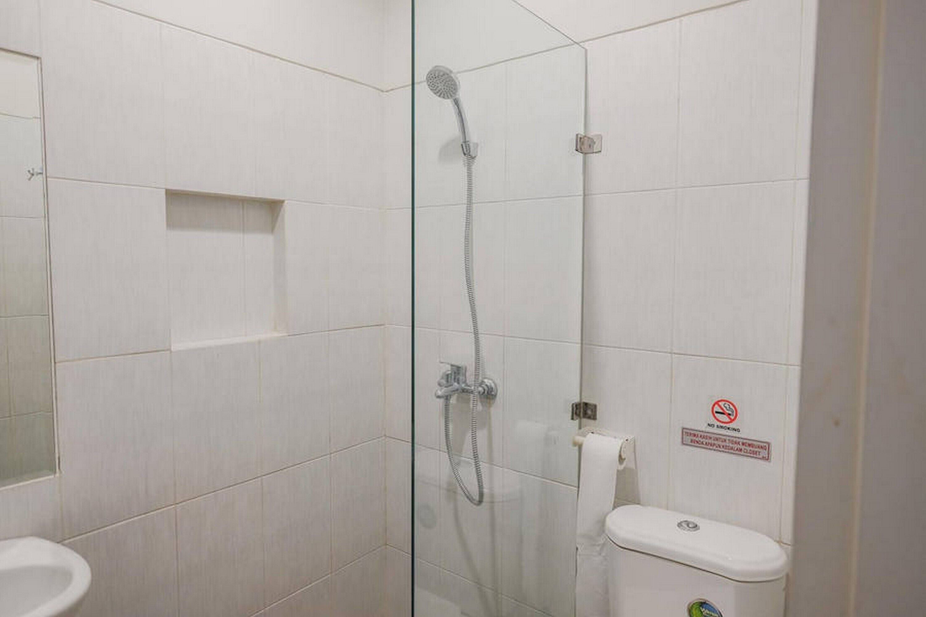 Kost M25 Hostel by Reddoorz