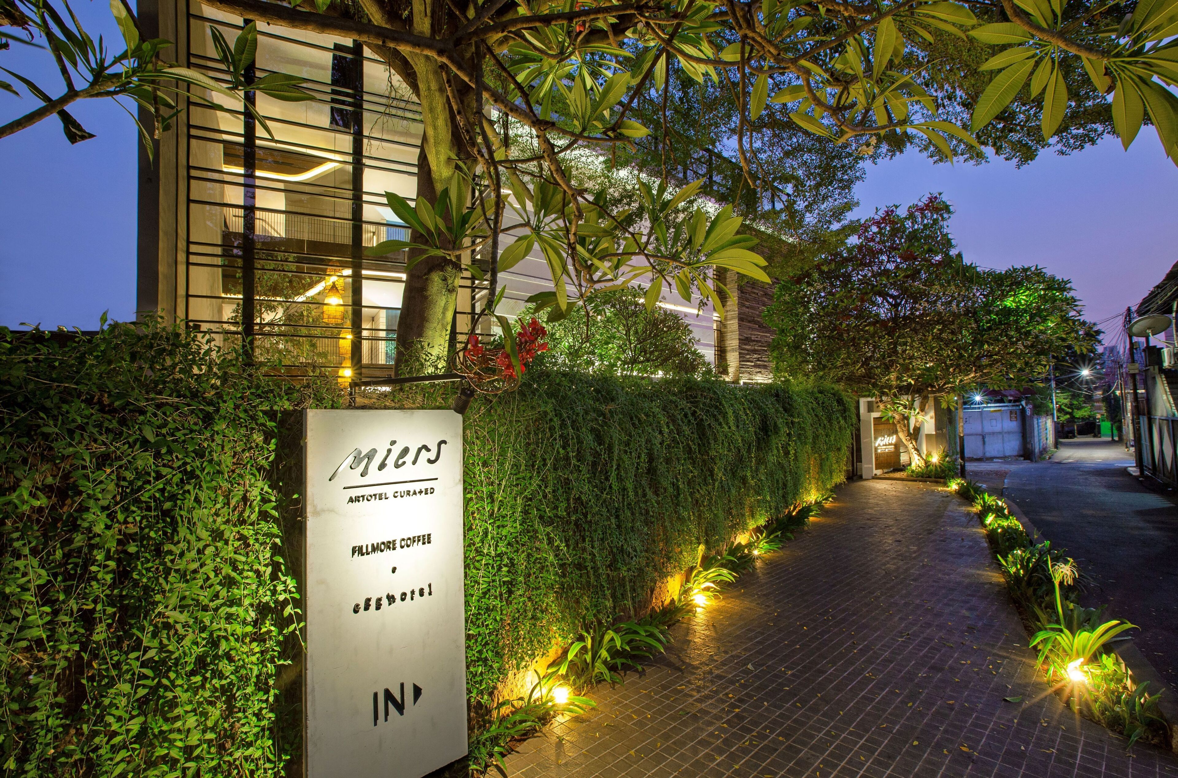 Miers Kuningan, Artotel Curated