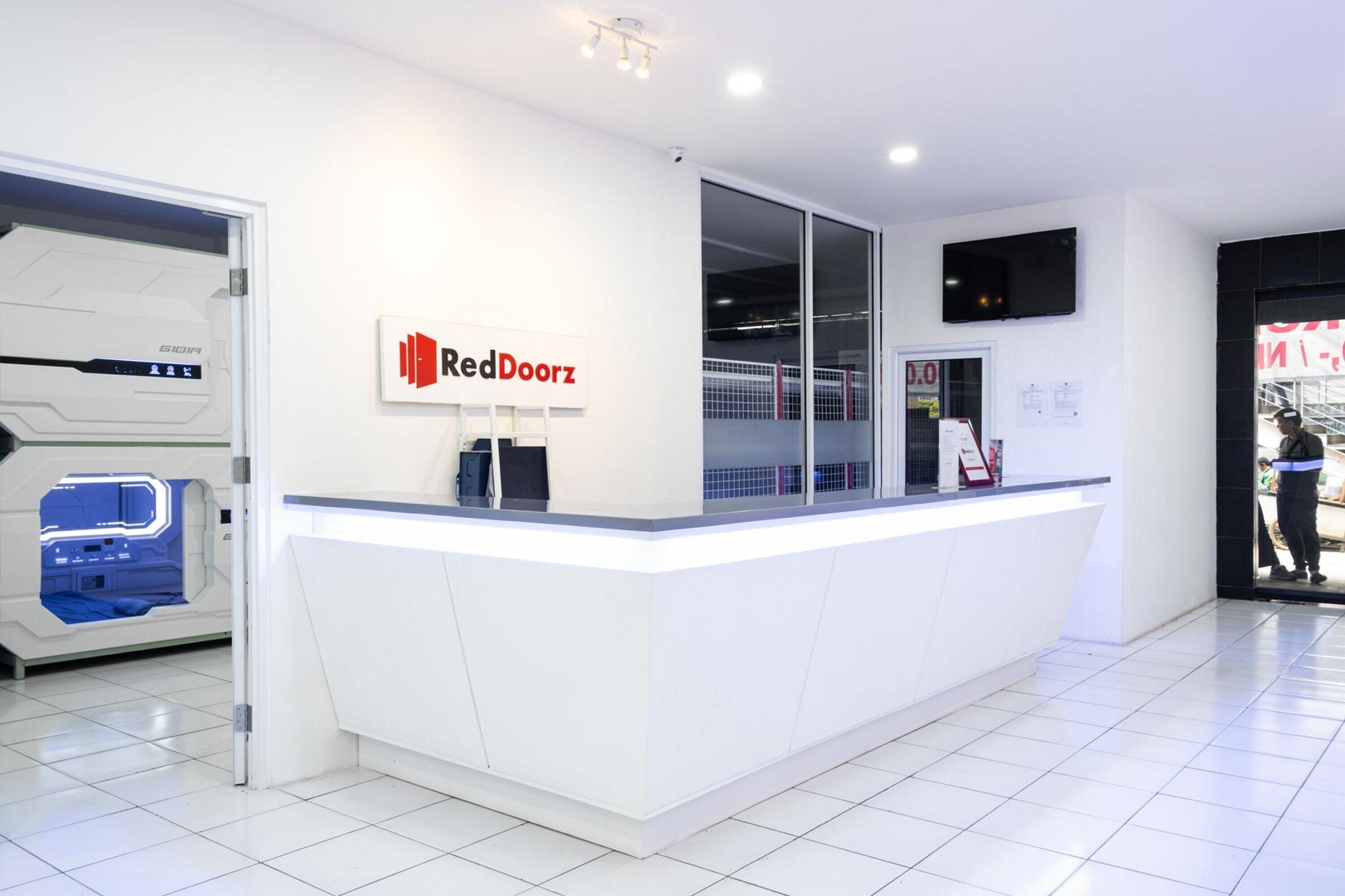 My Capsule Hotel by RedDoorz