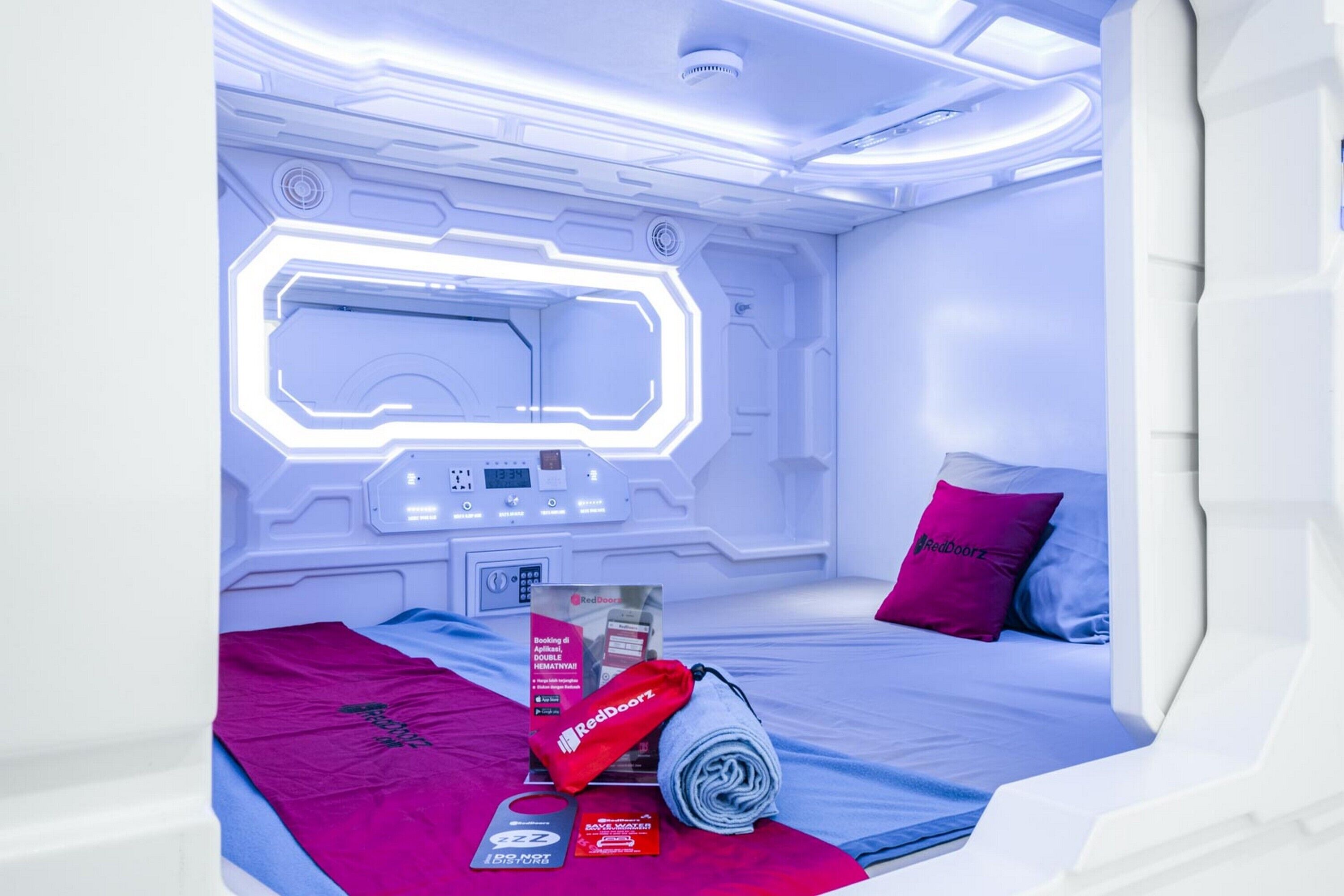 My Capsule Hotel by RedDoorz