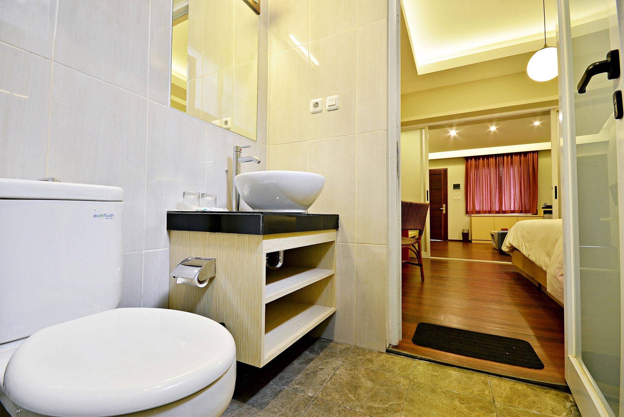 Pejaten Valley Residence by ZEN Rooms