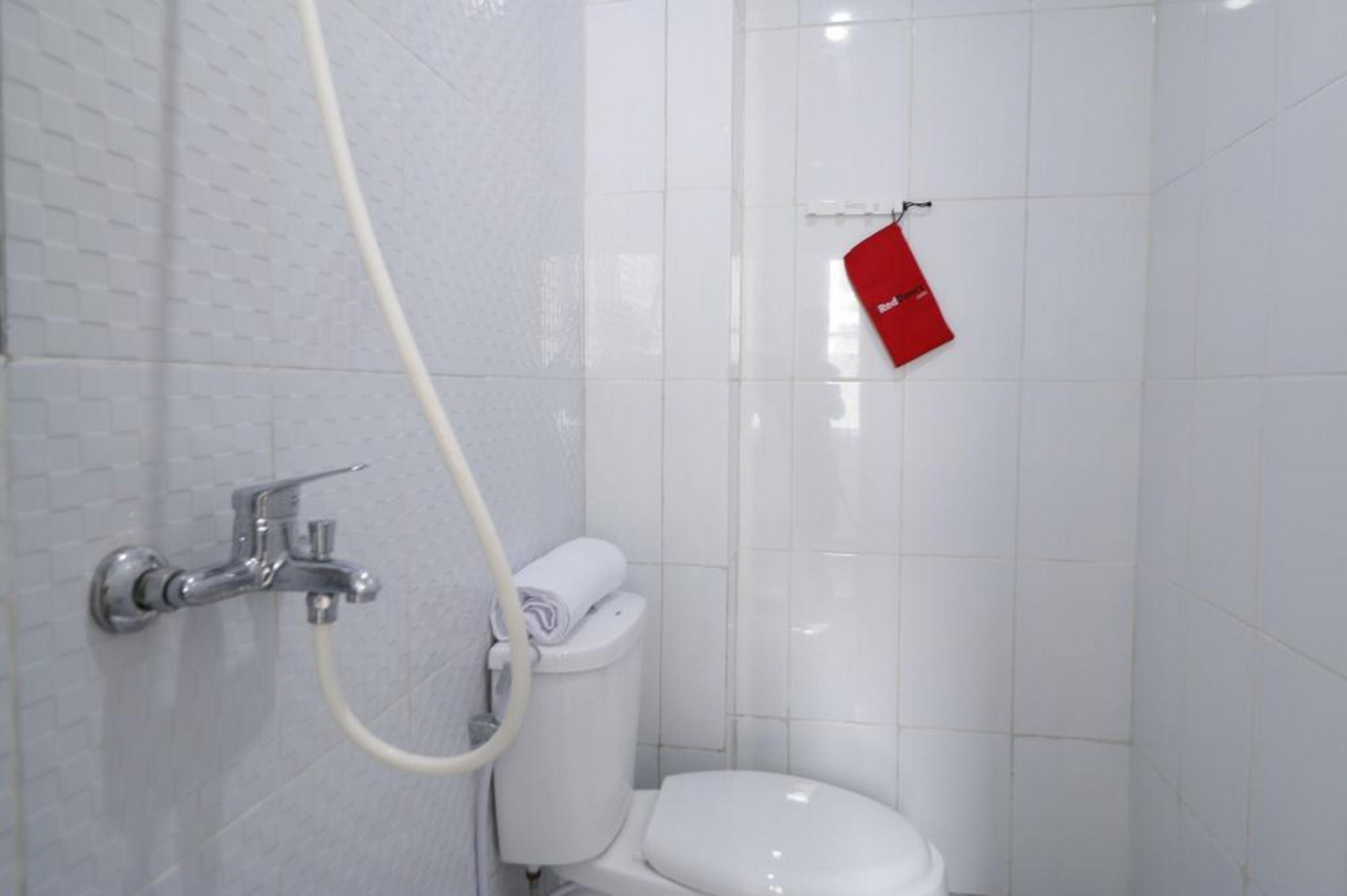 Plus Syariah near Mall Pondok Indah by RedDoorz