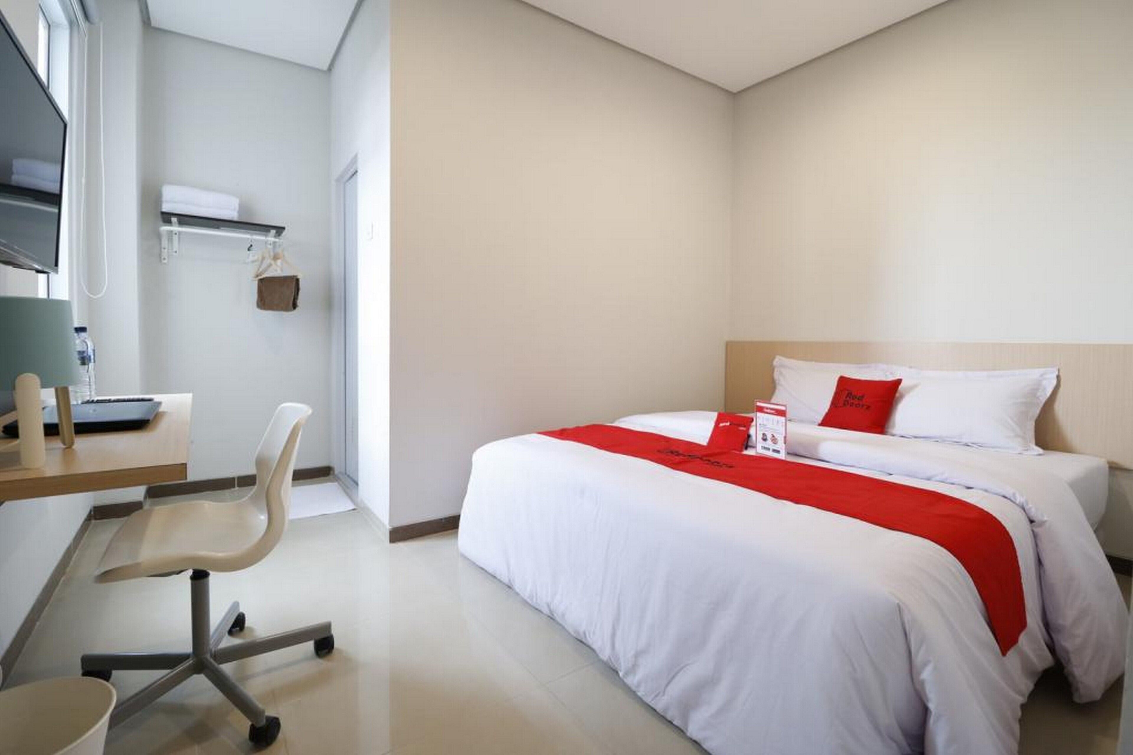 Plus Syariah near Mall Pondok Indah by RedDoorz