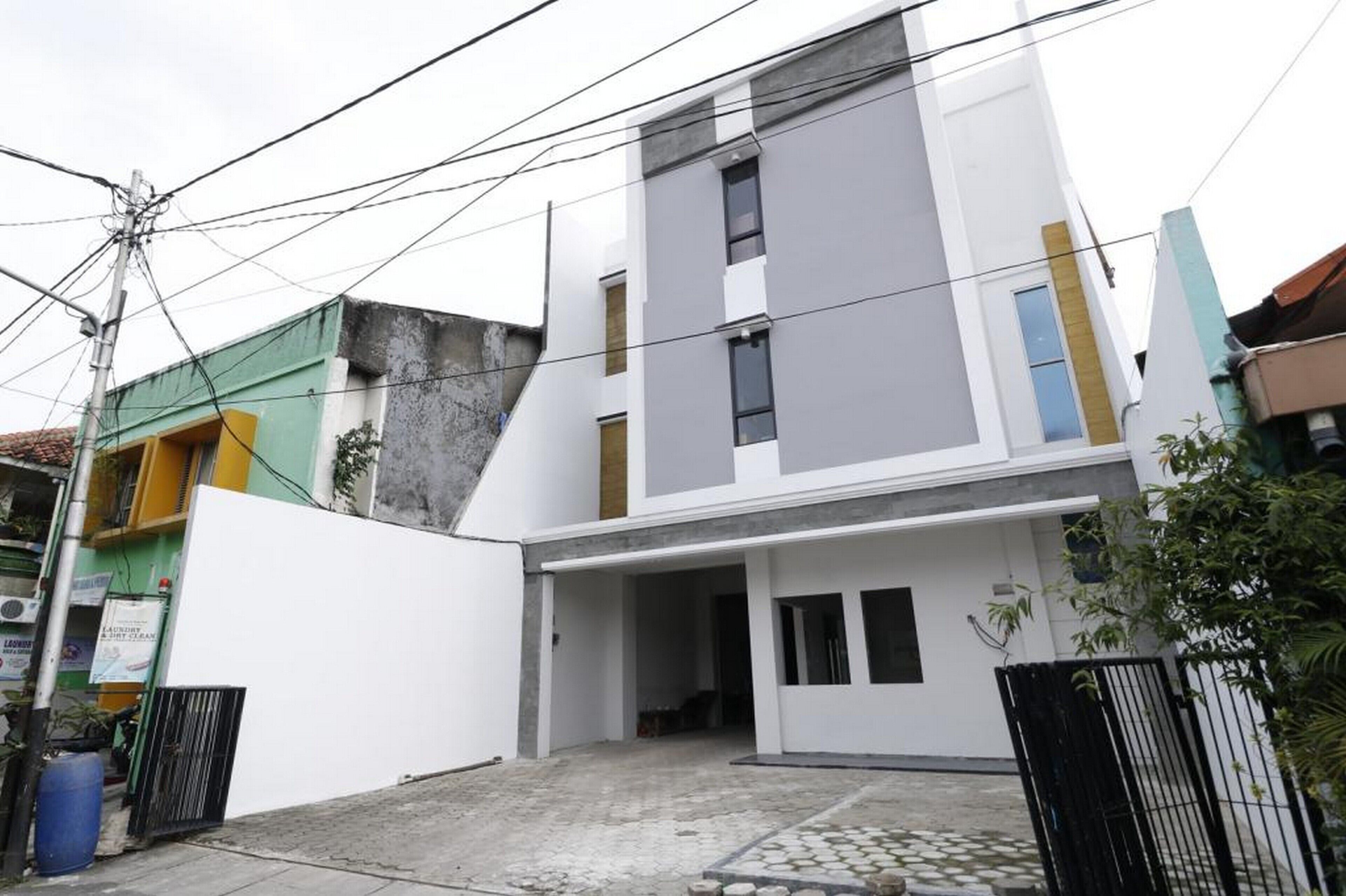 Plus Syariah near Mall Pondok Indah by RedDoorz