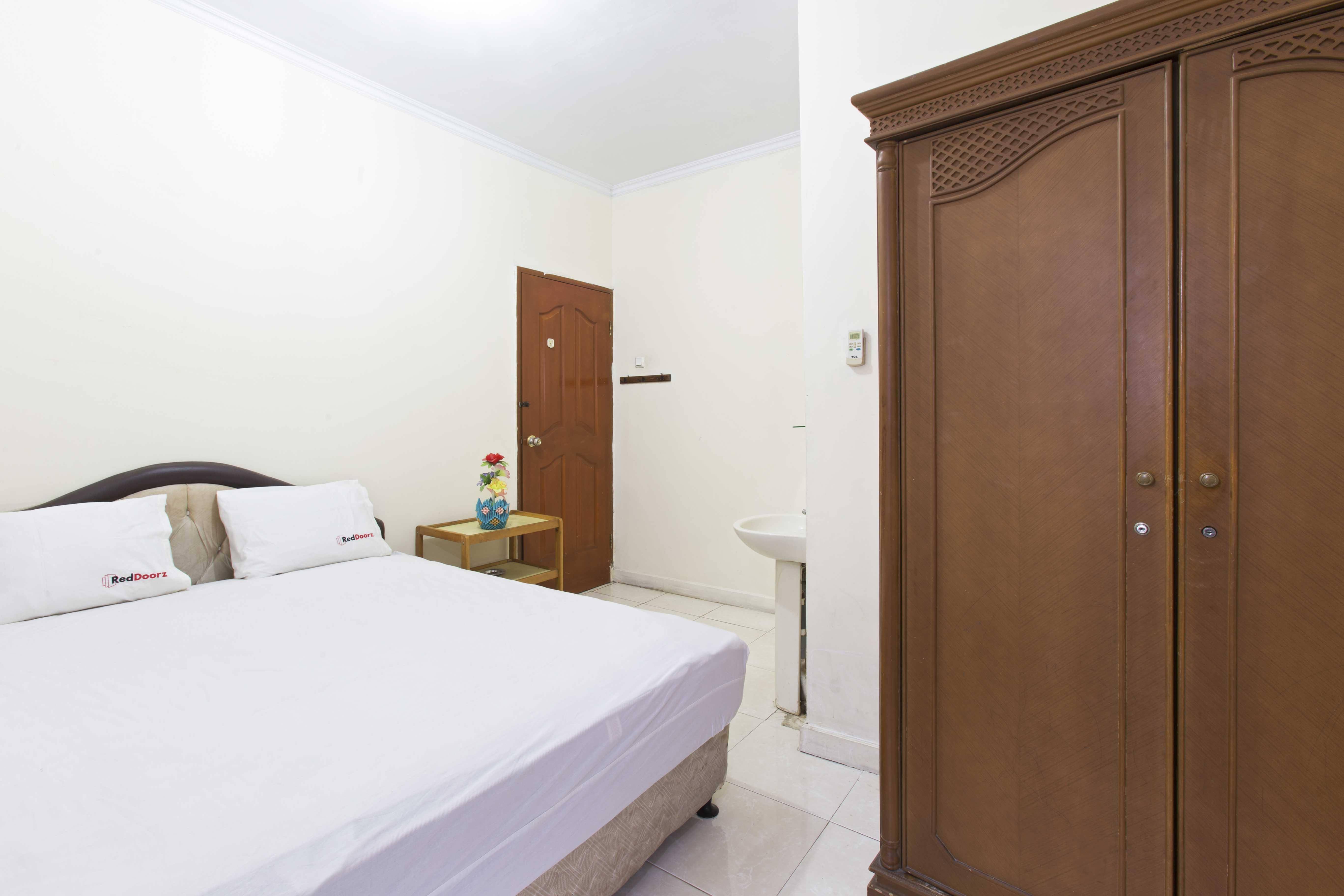 Sisca Guest House by RedDoorz