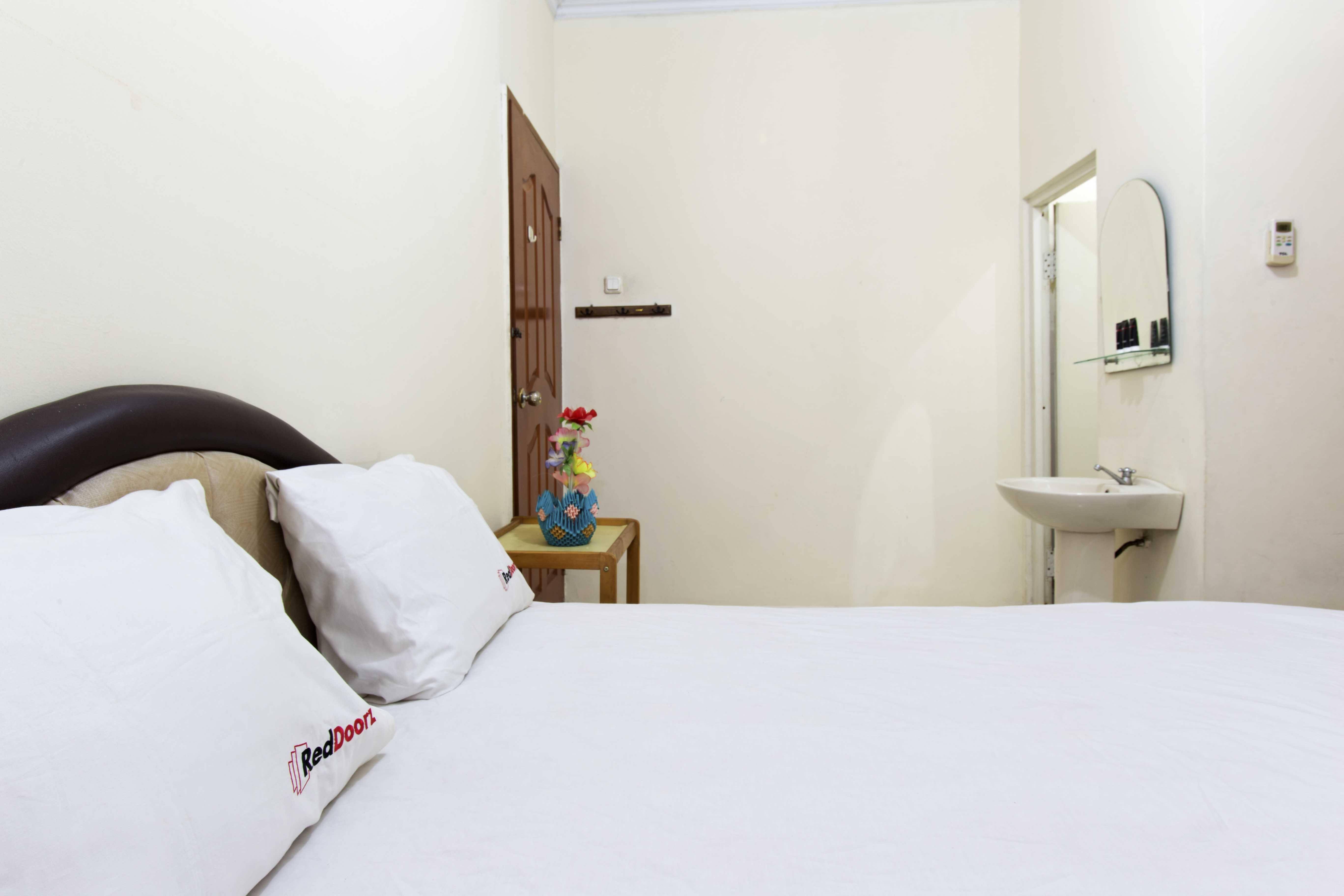 Sisca Guest House by RedDoorz