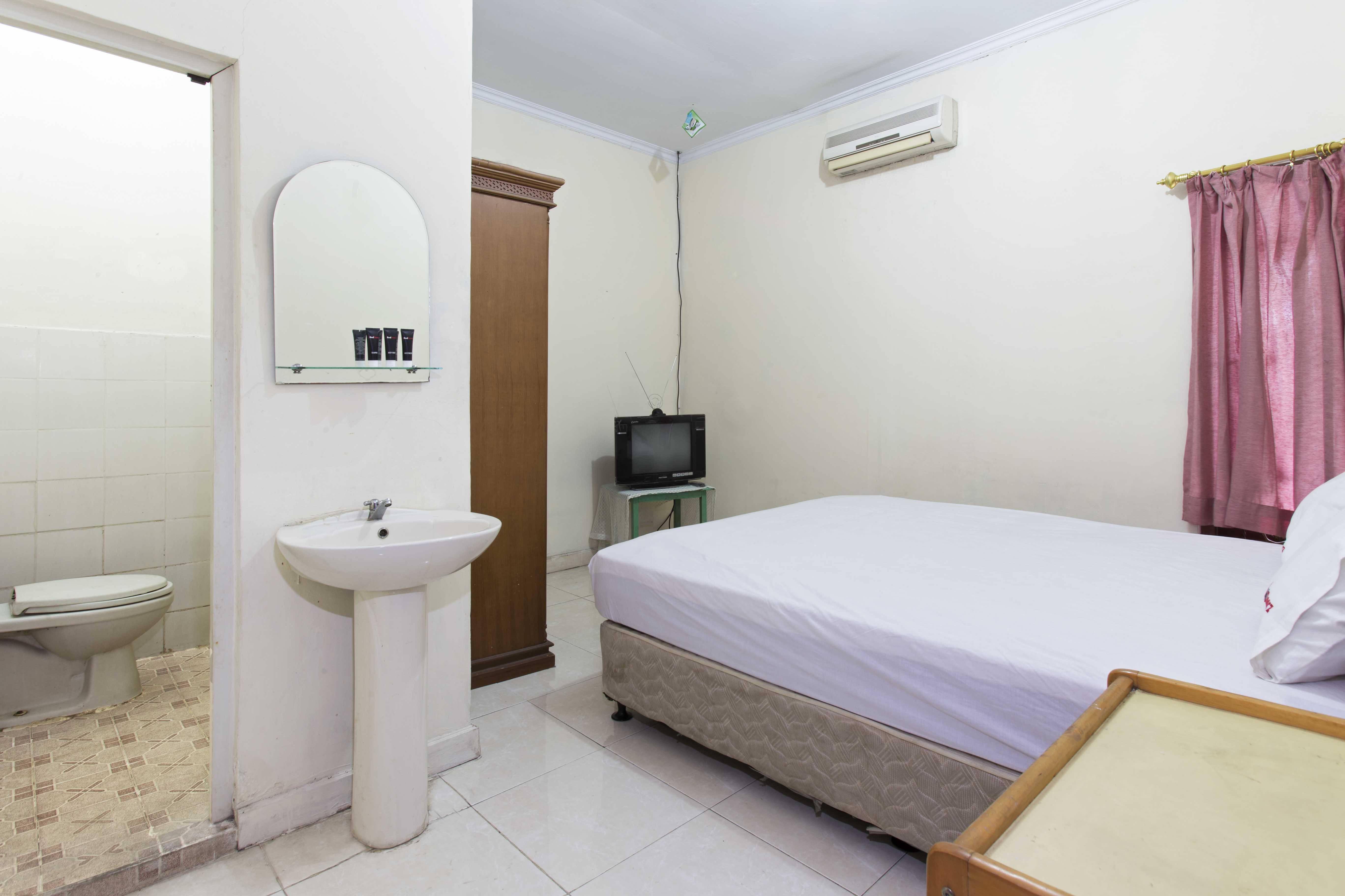 Sisca Guest House by RedDoorz