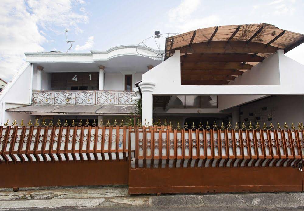 Sisca Guest House by RedDoorz