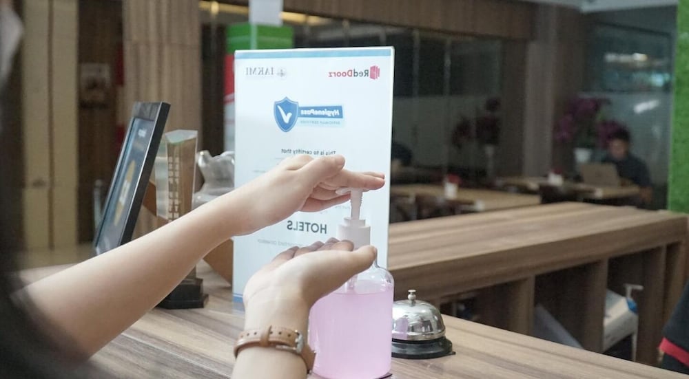 RedDoorz @ Jalan Biak Roxy Jakarta