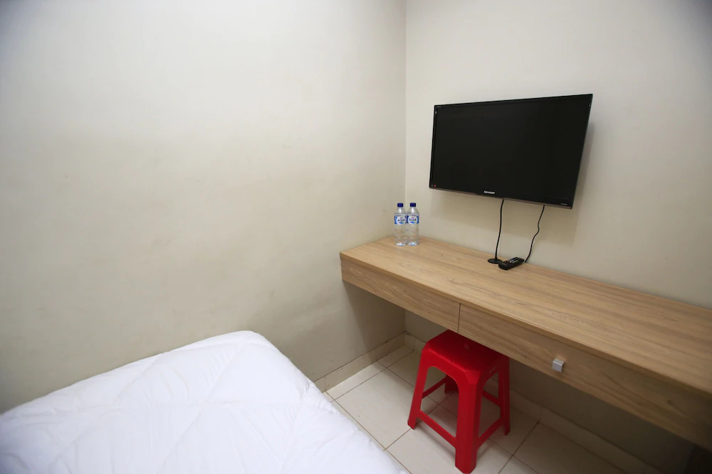 RedDoorz Karet Pedurenan