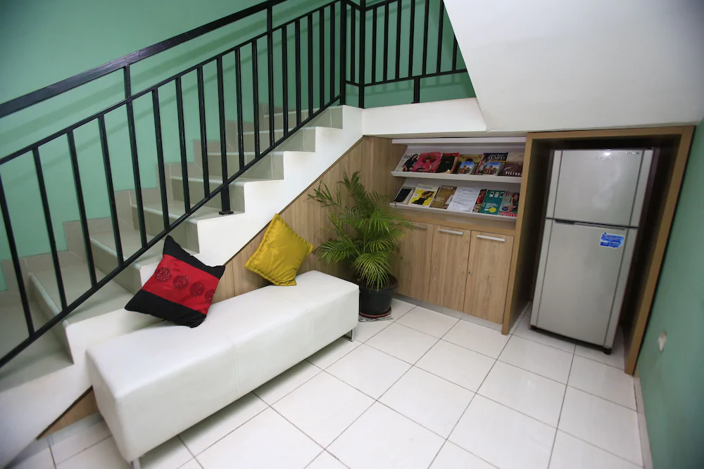 RedDoorz Karet Pedurenan