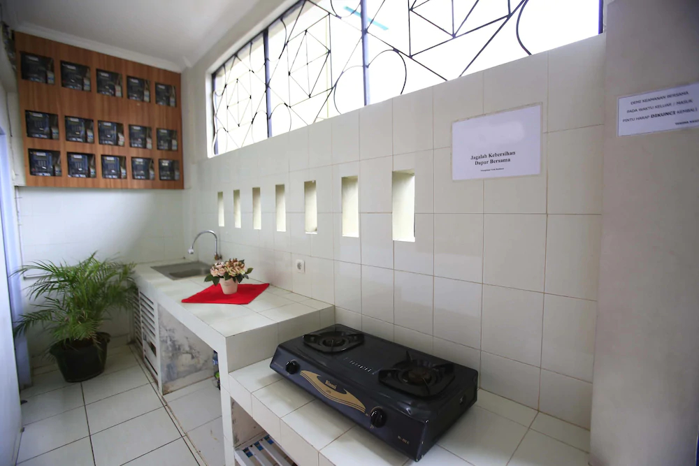 RedDoorz Karet Pedurenan