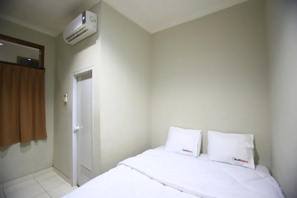 RedDoorz Karet Pedurenan