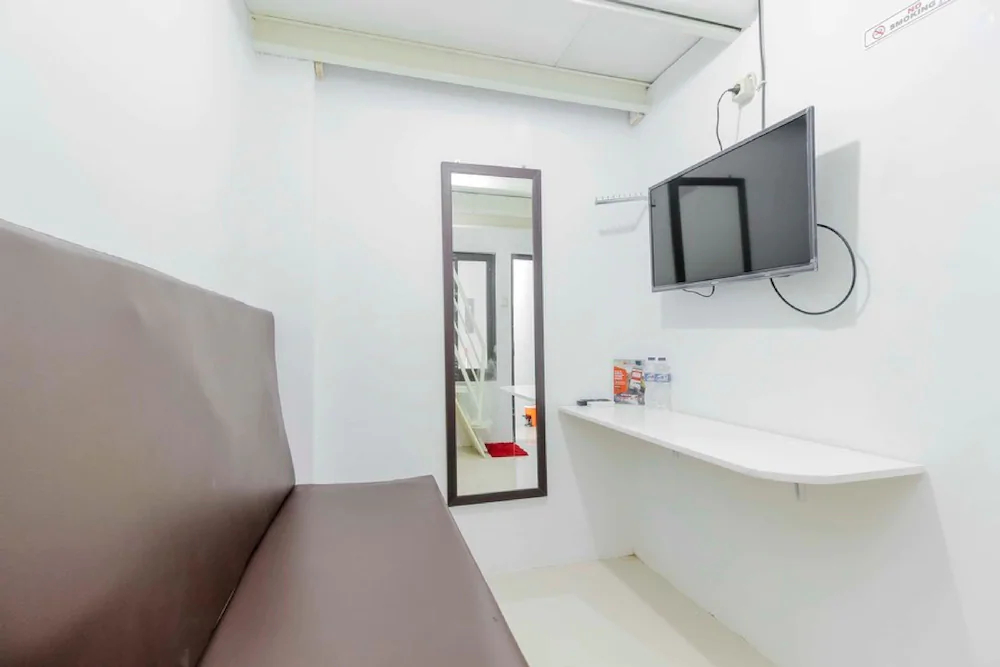 RedDoorz Near Hayam Wuruk