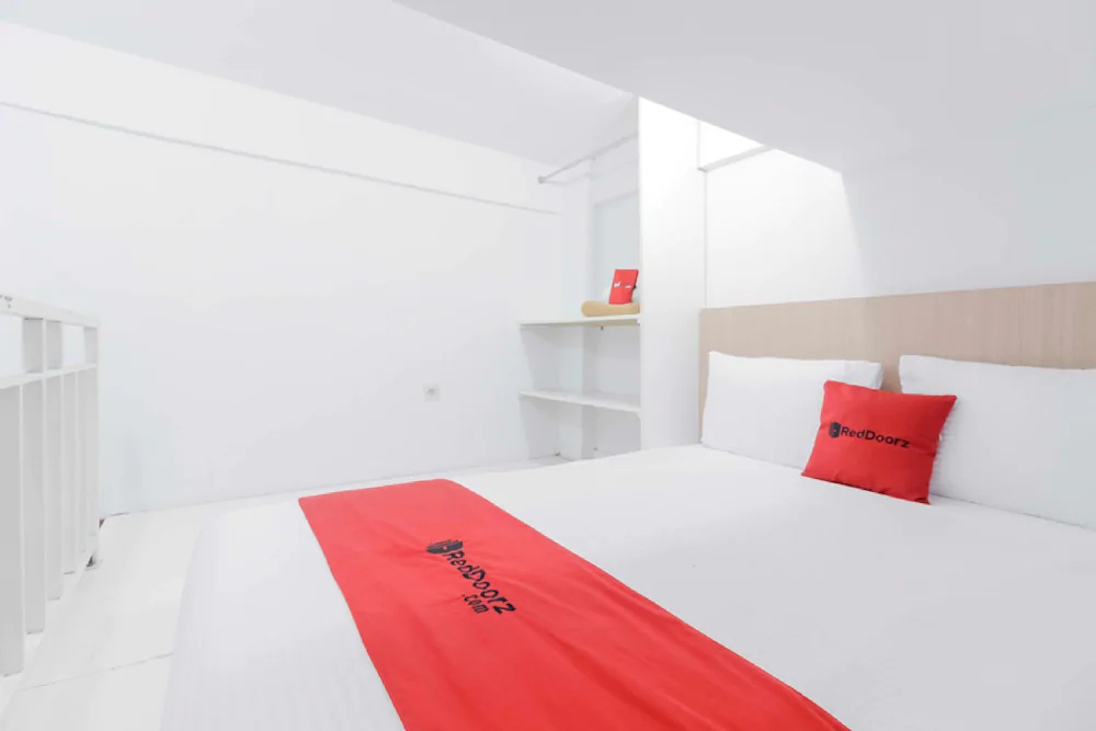 RedDoorz Near Hayam Wuruk