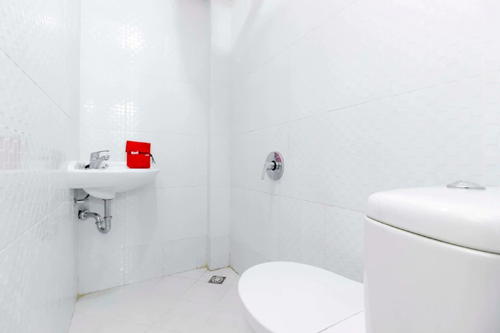 RedDoorz Near Hayam Wuruk