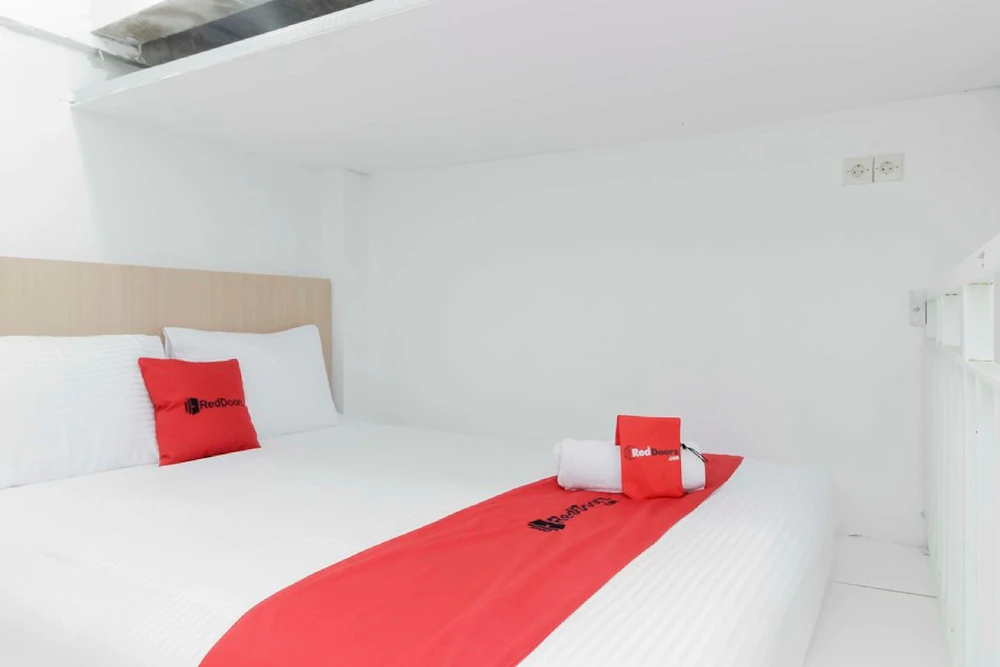 RedDoorz Near Hayam Wuruk