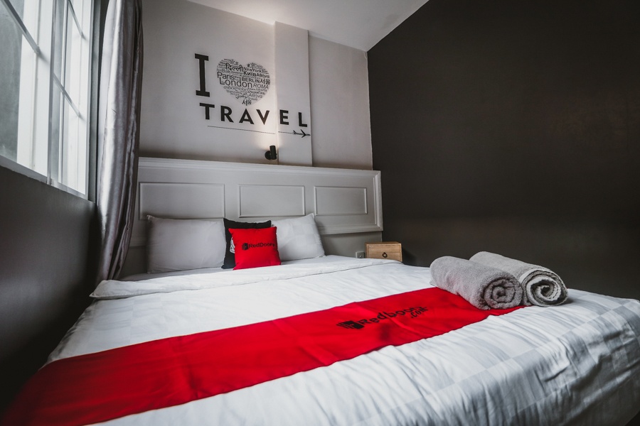 RedDoorz Near Lokasari Square Jakarta