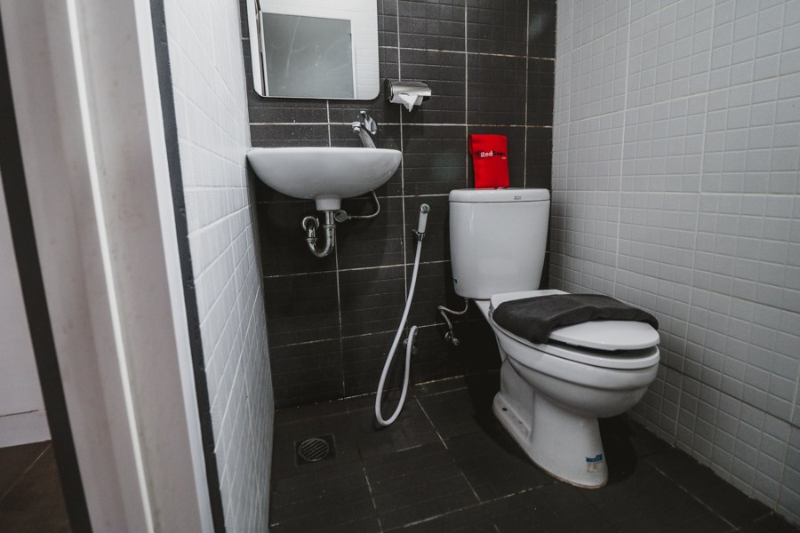 RedDoorz Near Lokasari Square Jakarta