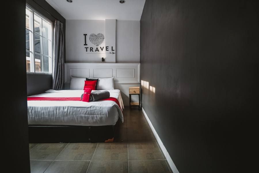 RedDoorz Near Lokasari Square Jakarta