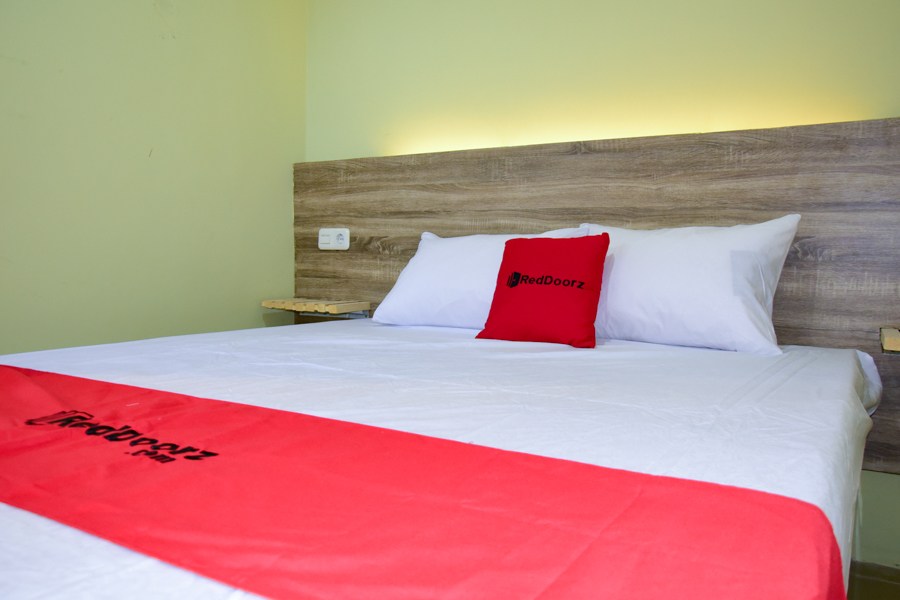 RedDoorz Near Mangga Dua Square