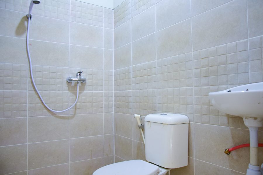 RedDoorz Near Mangga Dua Square