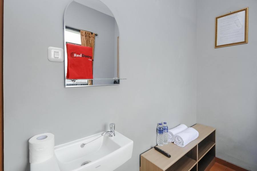 RedDoorz near Manggarai Station 2