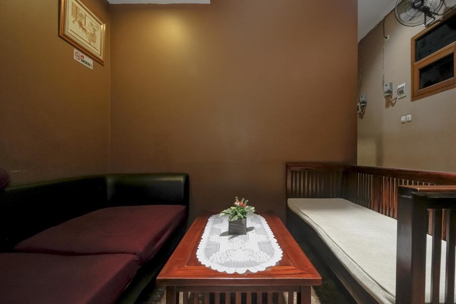 RedDoorz near Manggarai Station 2