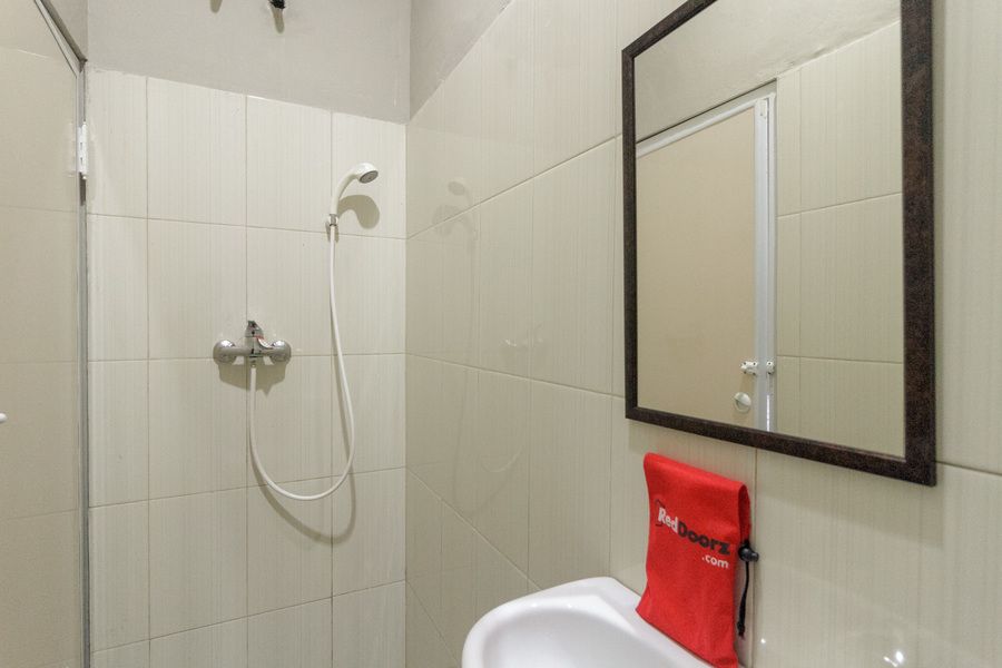RedDoorz Near Puri Indah Mall