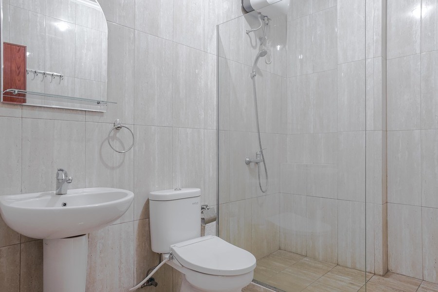 RedDoorz Near Roxy Mall Jakarta