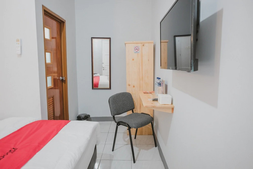 RedDoorz Near Siloam Hospital Kebon Jeruk