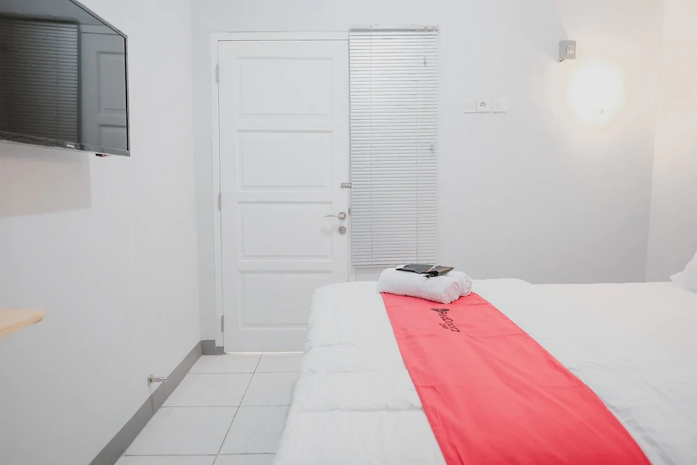 RedDoorz Near Siloam Hospital Kebon Jeruk
