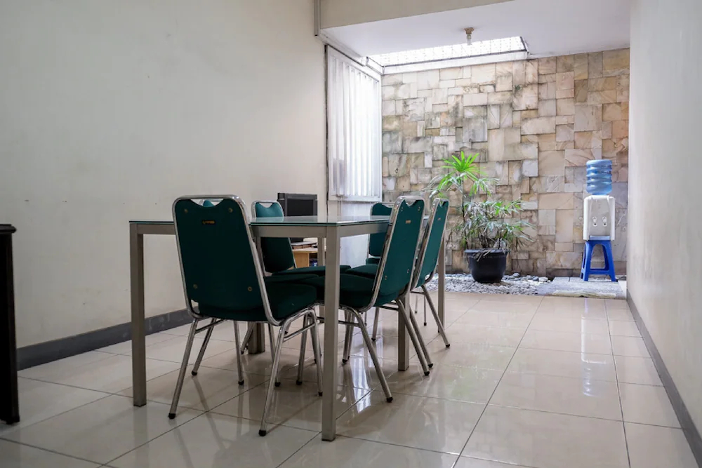 RedDoorz Near Supermall Karawaci 2