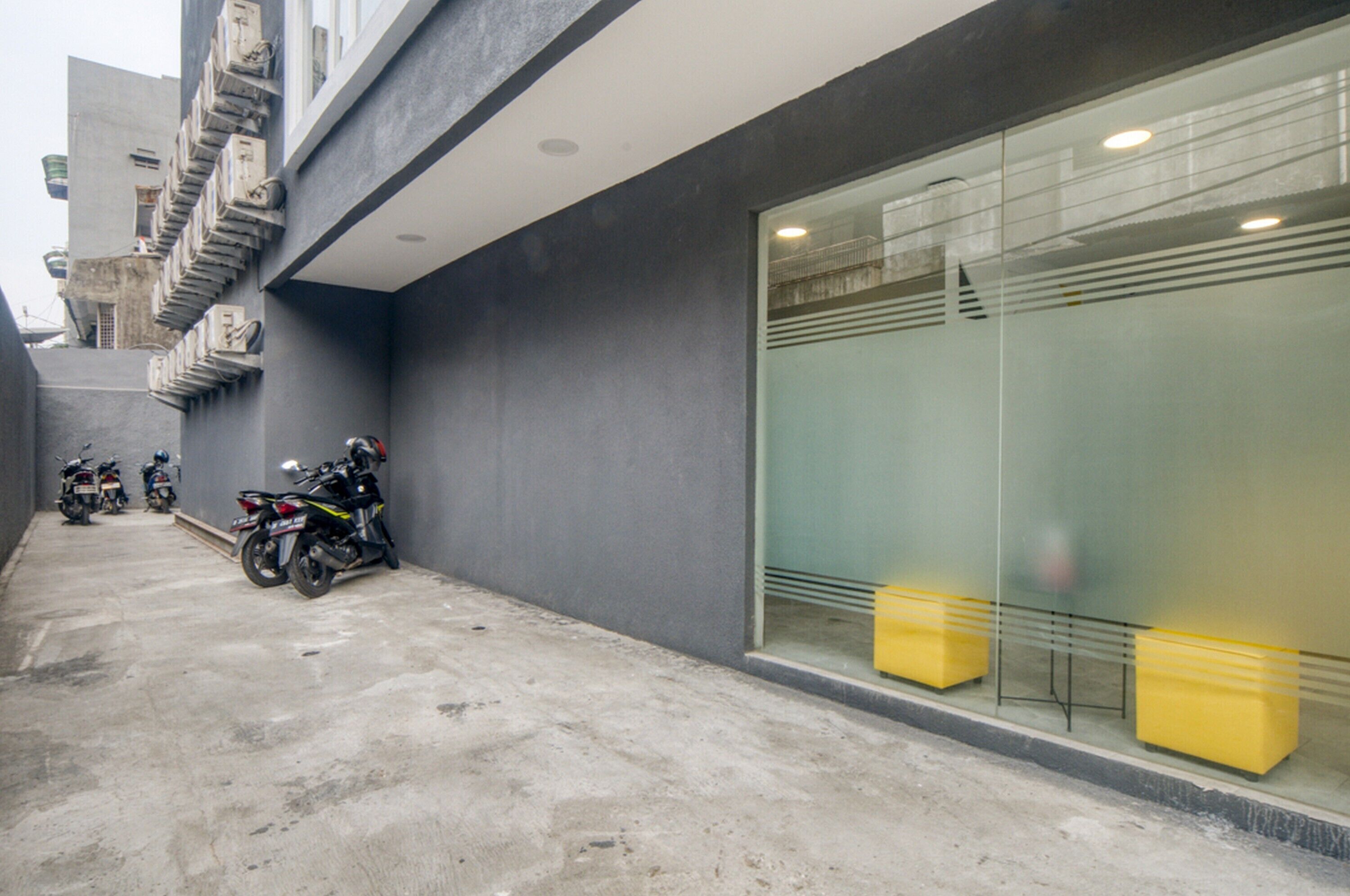 RedDoorz Plus @ Cideng Timur