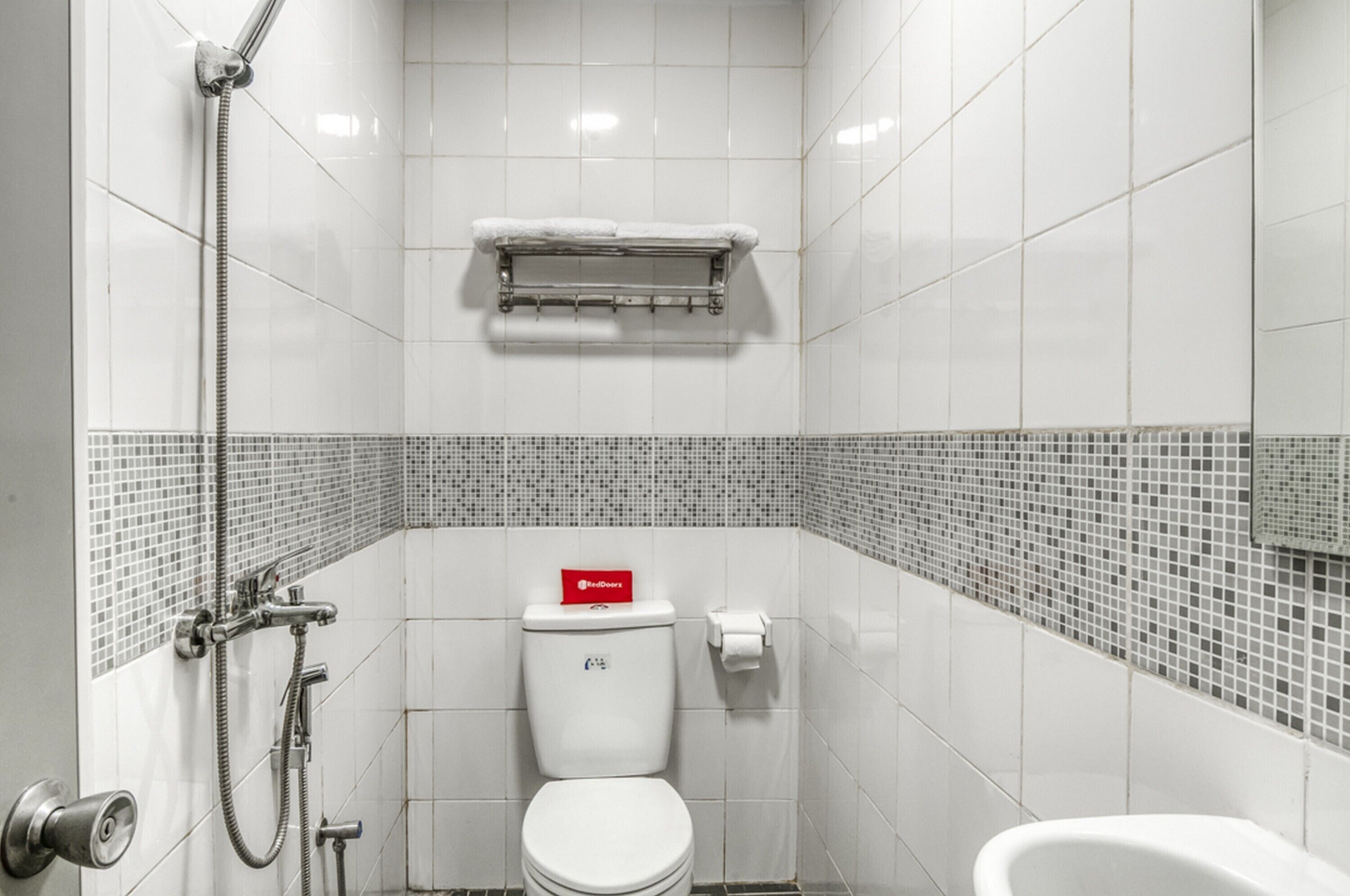 RedDoorz Plus @ Cideng Timur