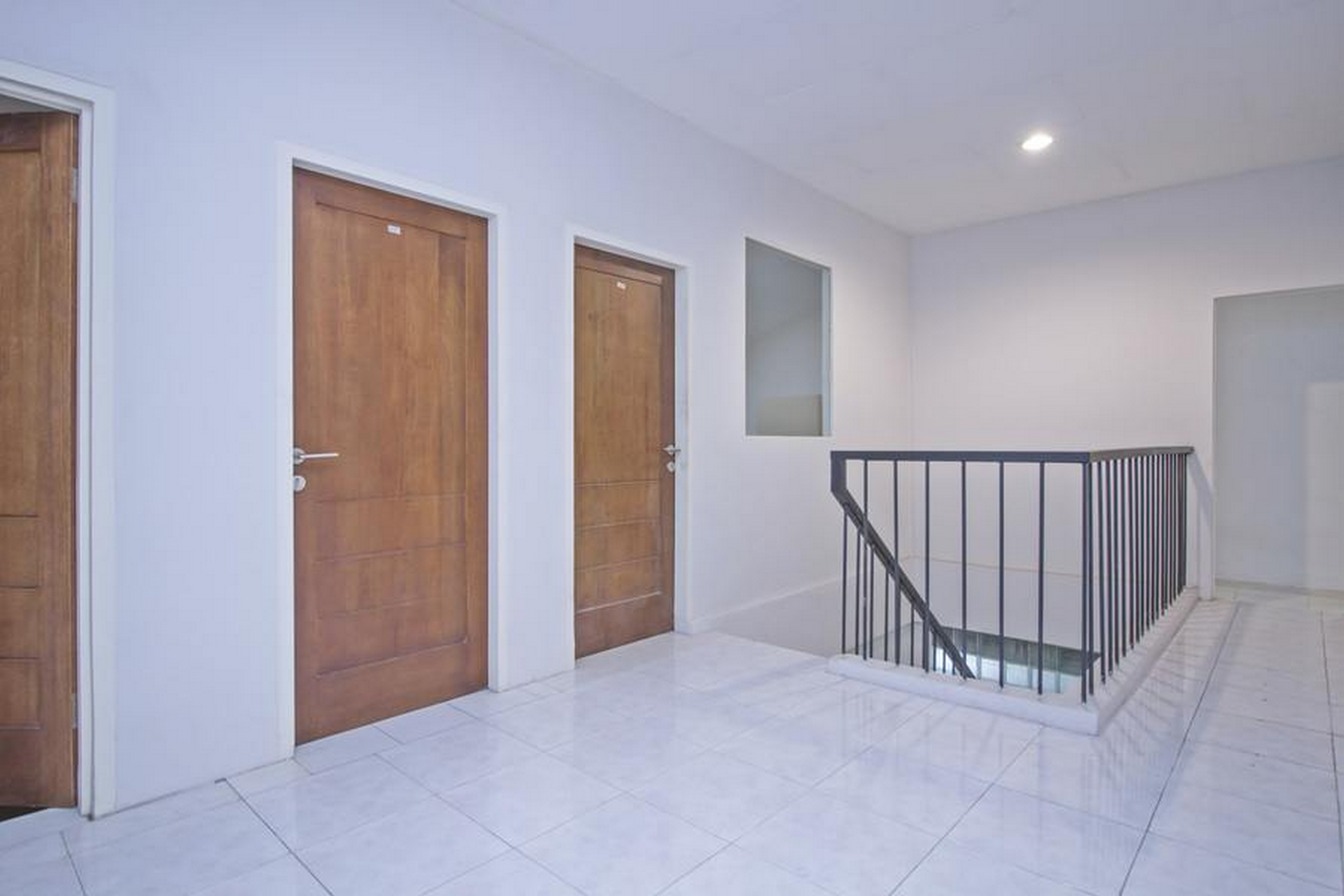 RedDoorz Plus @ Mas Mansyur