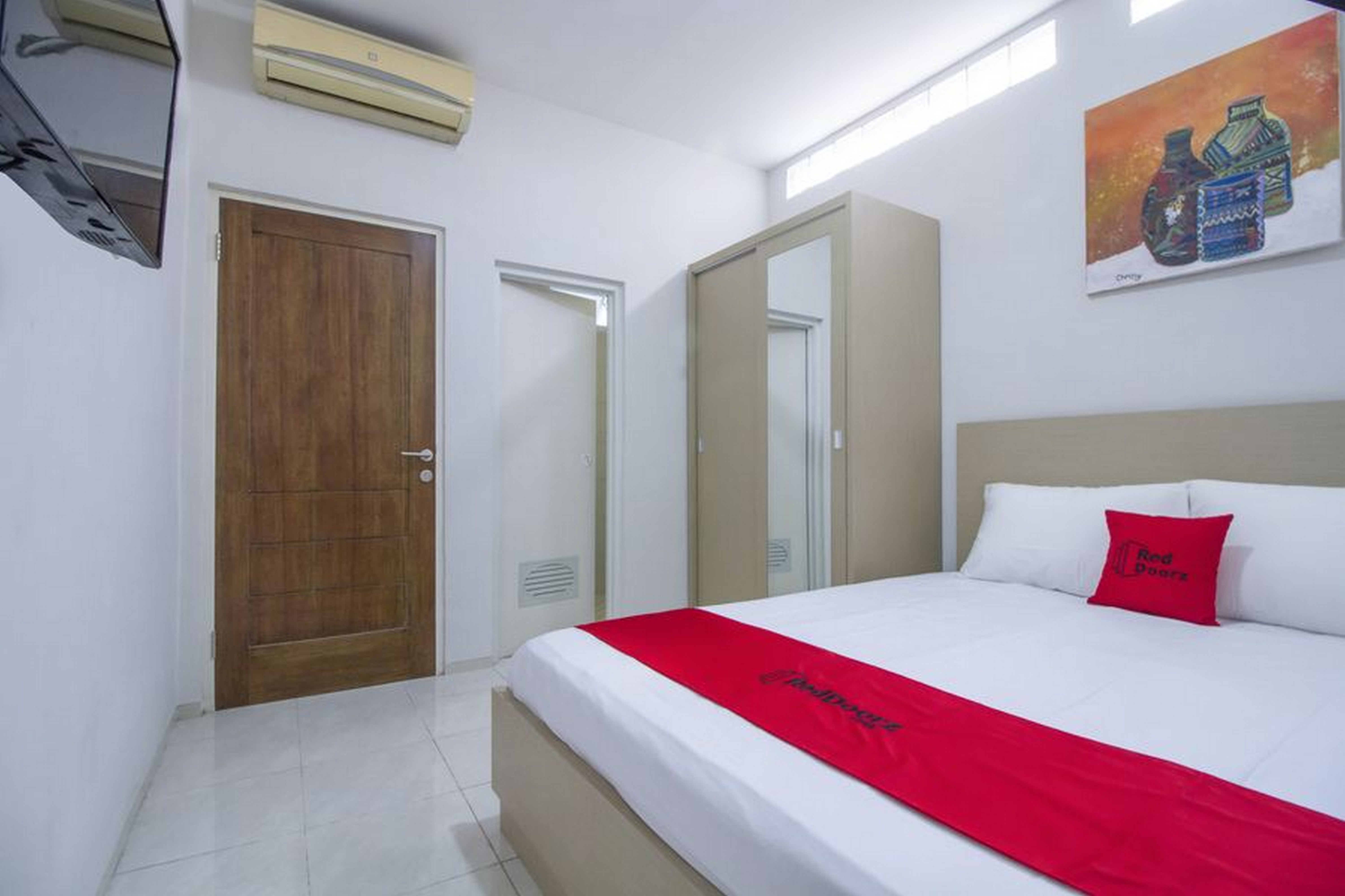 RedDoorz Plus @ Mas Mansyur