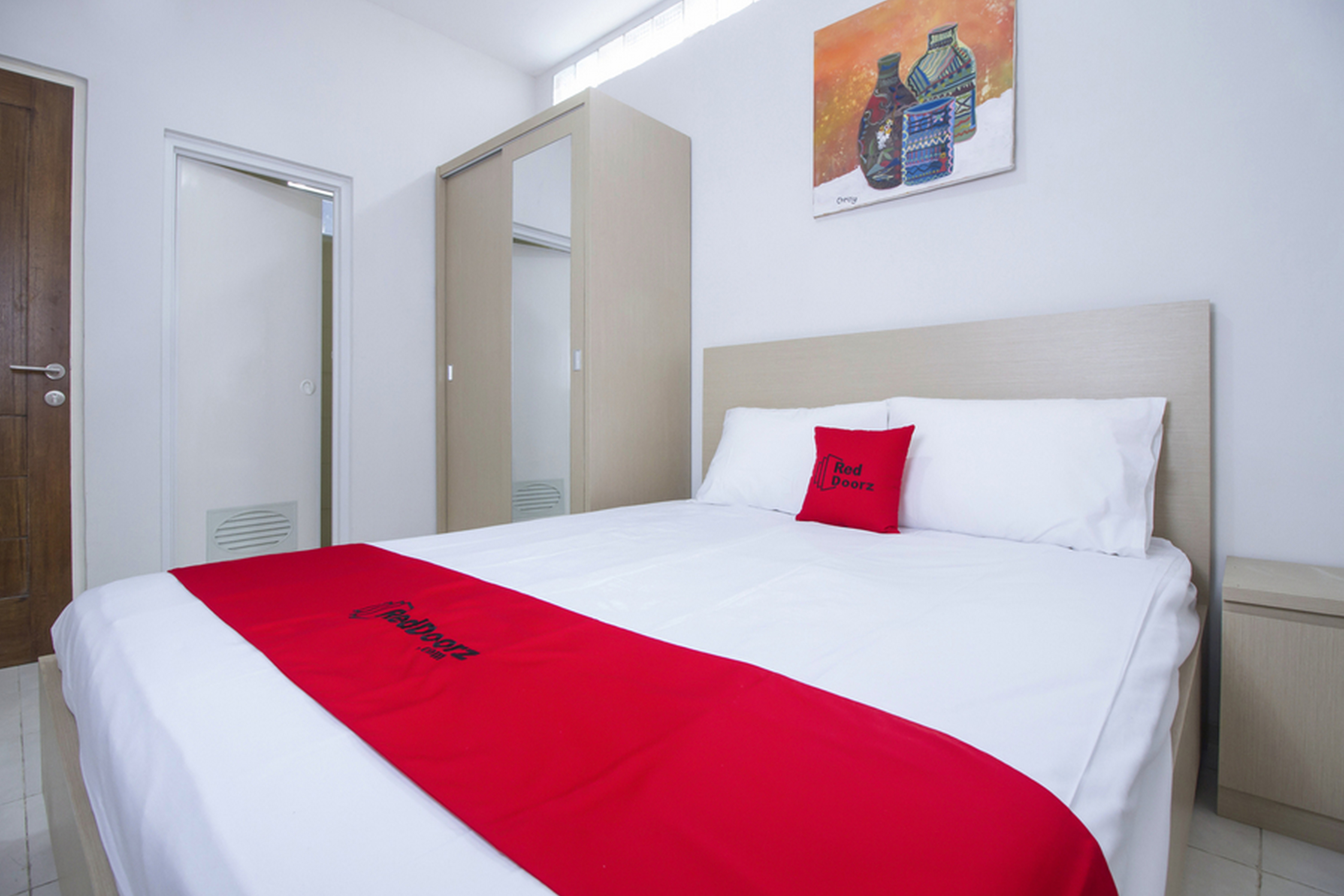 RedDoorz Plus @ Mas Mansyur