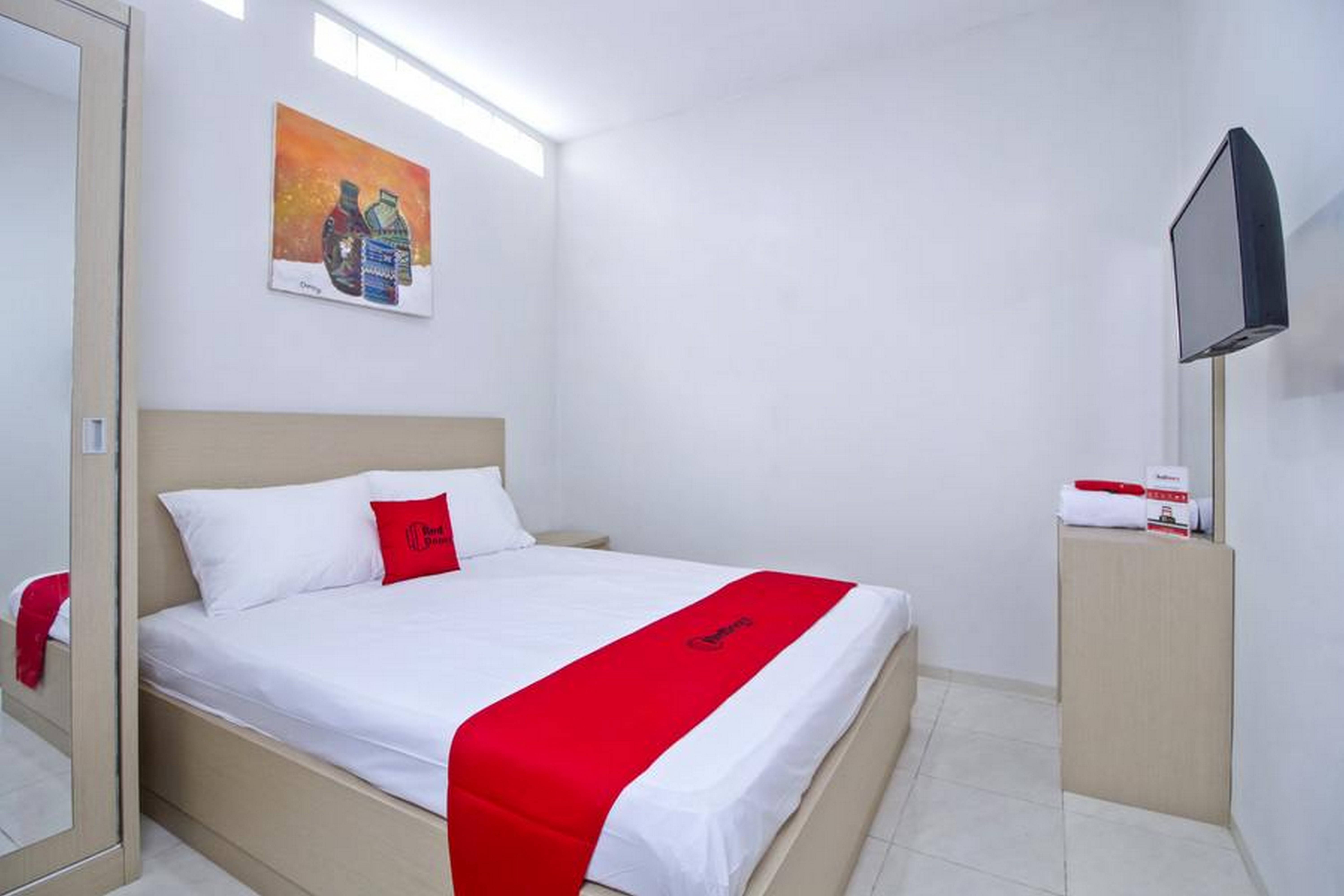 RedDoorz Plus @ Mas Mansyur