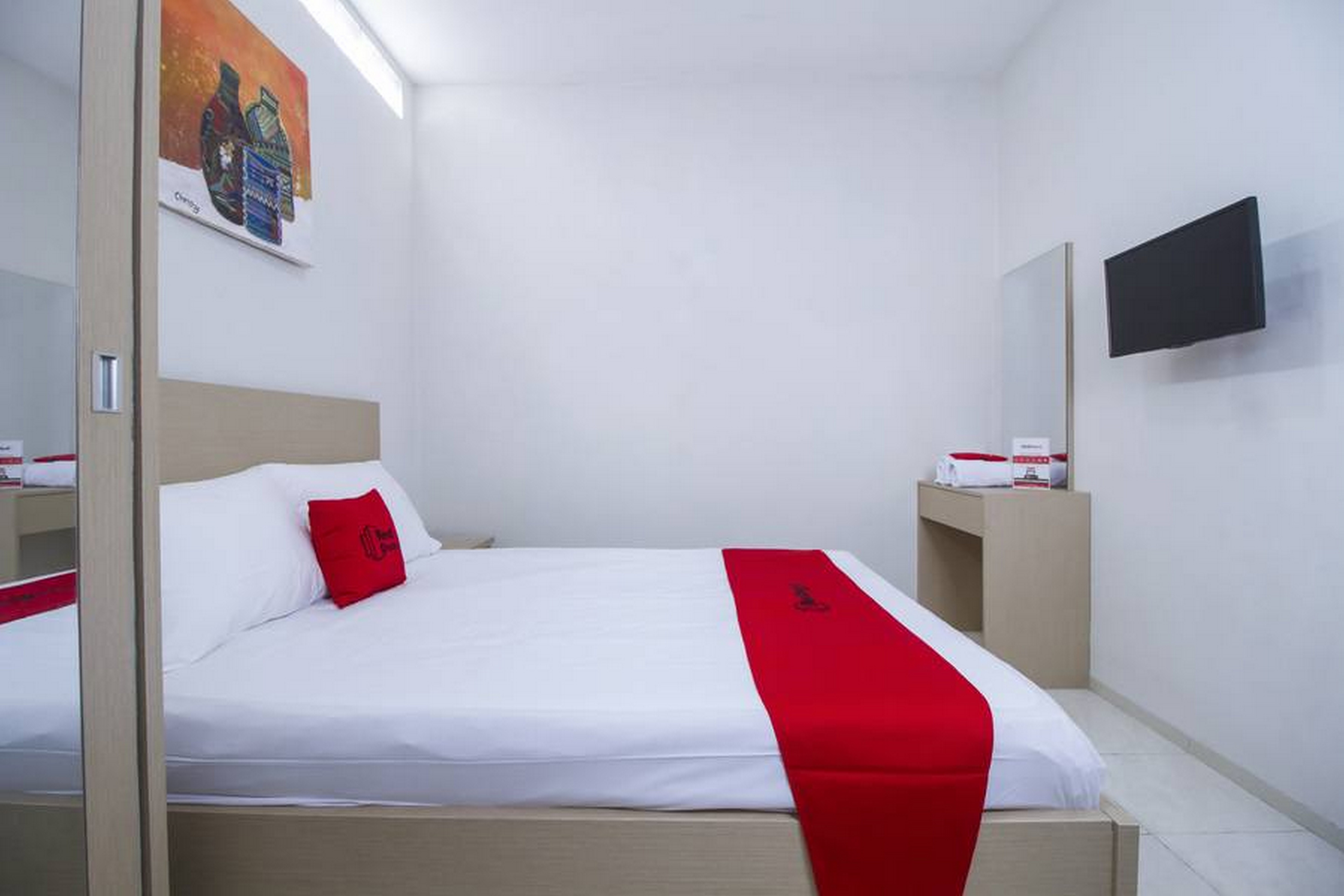 RedDoorz Plus @ Mas Mansyur