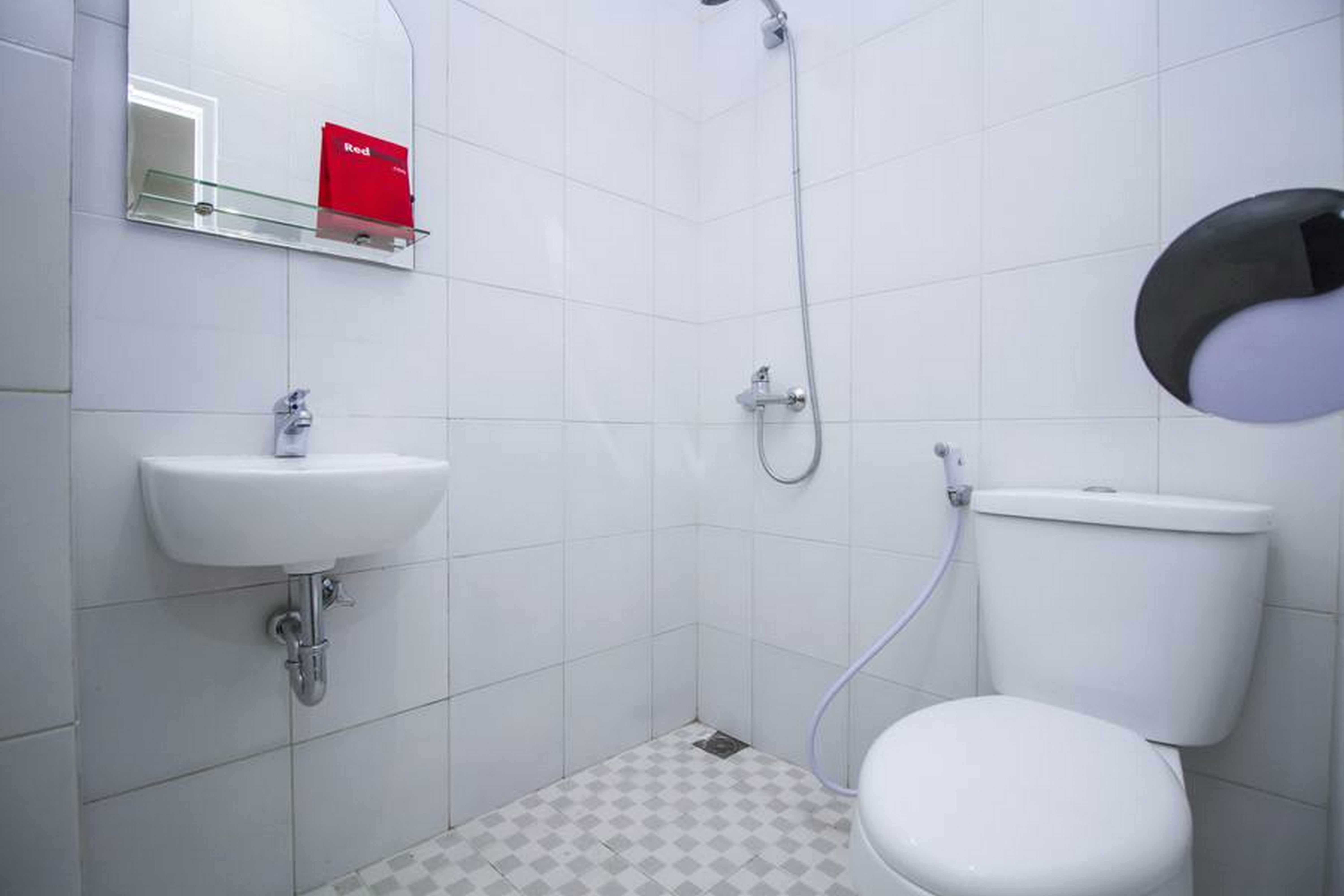 RedDoorz Plus @ Mas Mansyur