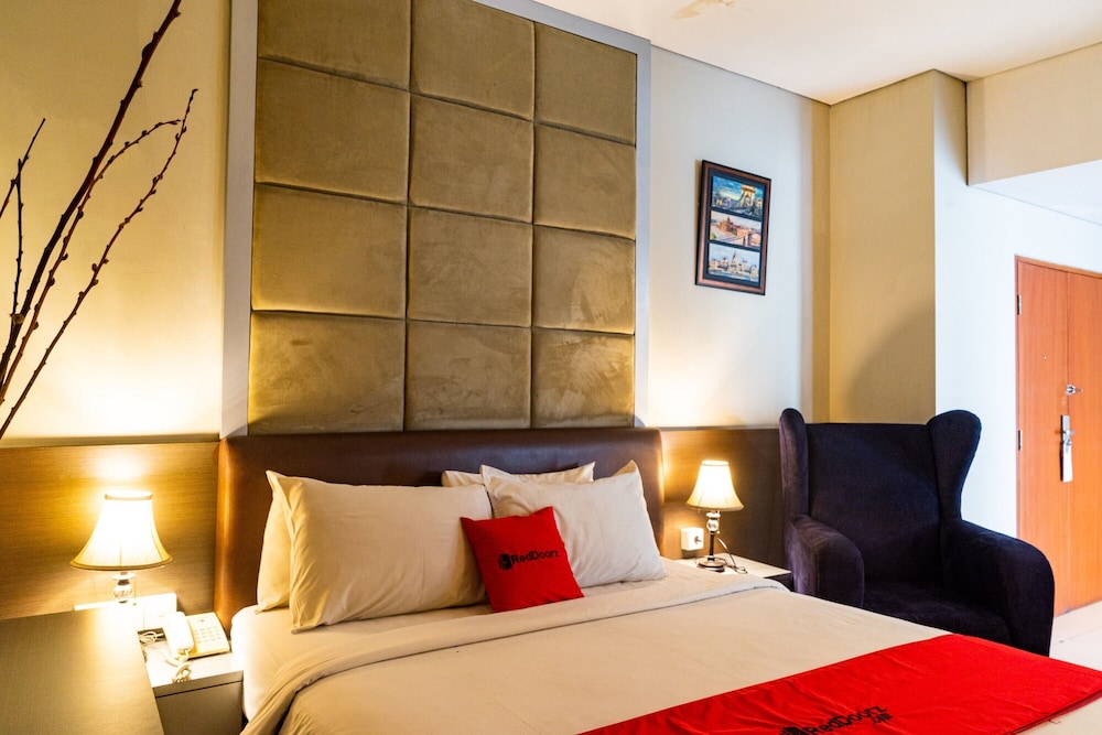 RedDoorz Plus Near Blok M Square