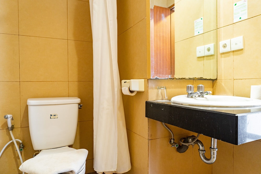 RedDoorz Plus Near Blok M Square