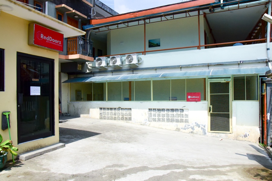 RedDoorz Plus near Ciputra World Kuningan 2